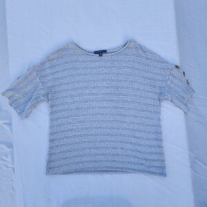 Super soft and comfortable side button short sleeve by gyft. Size medium
